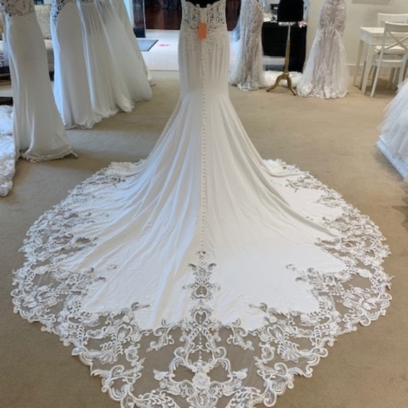 Stunning Pre-Owned Allure Bridals Wedding Gown - Ivory/Nude Lining, Size 10 - Picture 3 of 15